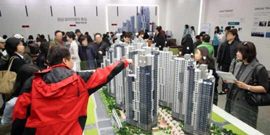 올해 강남권 마지막 로또 단지인 래미안 리더스원에 현금부자가 몰렸다. 청약 만점자가 전용 114㎡와 238㎡에서 나왔다. 사진은 래미안리더스원 견본주택 전경<연합뉴스>